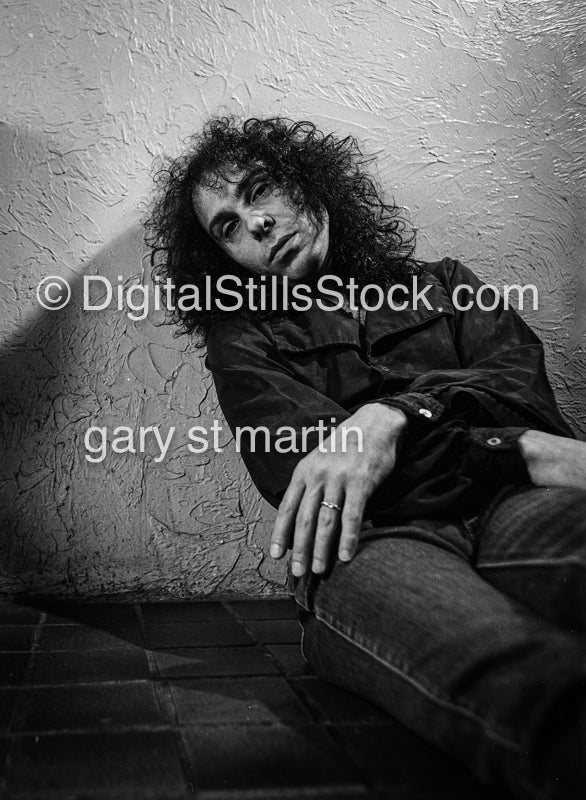leaning and looking up dio band