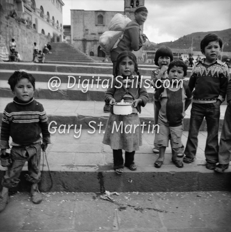 Curious Kids, Analog, B&W, Peru