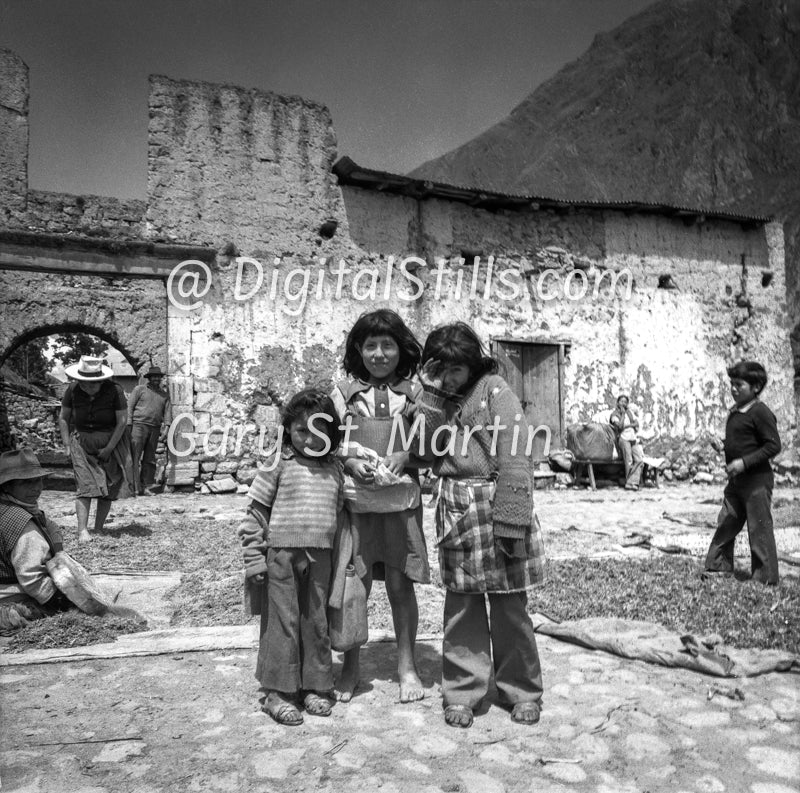 Three Shy Girls, Analog, B&W, Peru