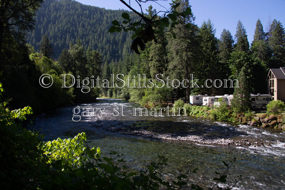 Winnebago Long Parking McKenzie River Oregon