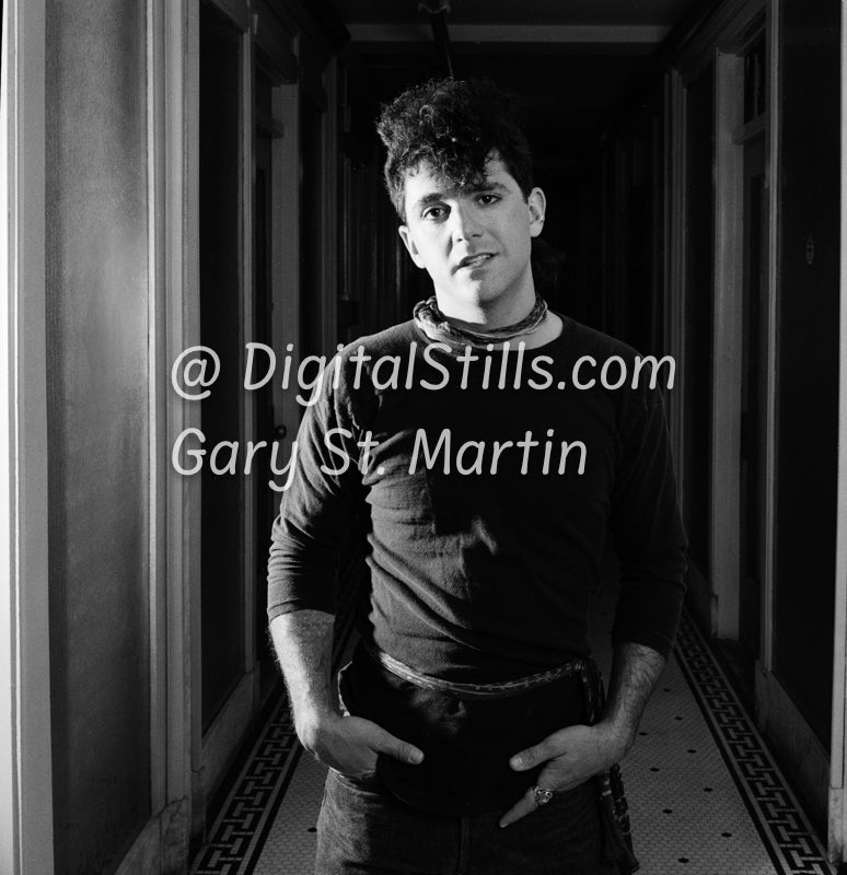 Darius in the Magnets hand in pocket