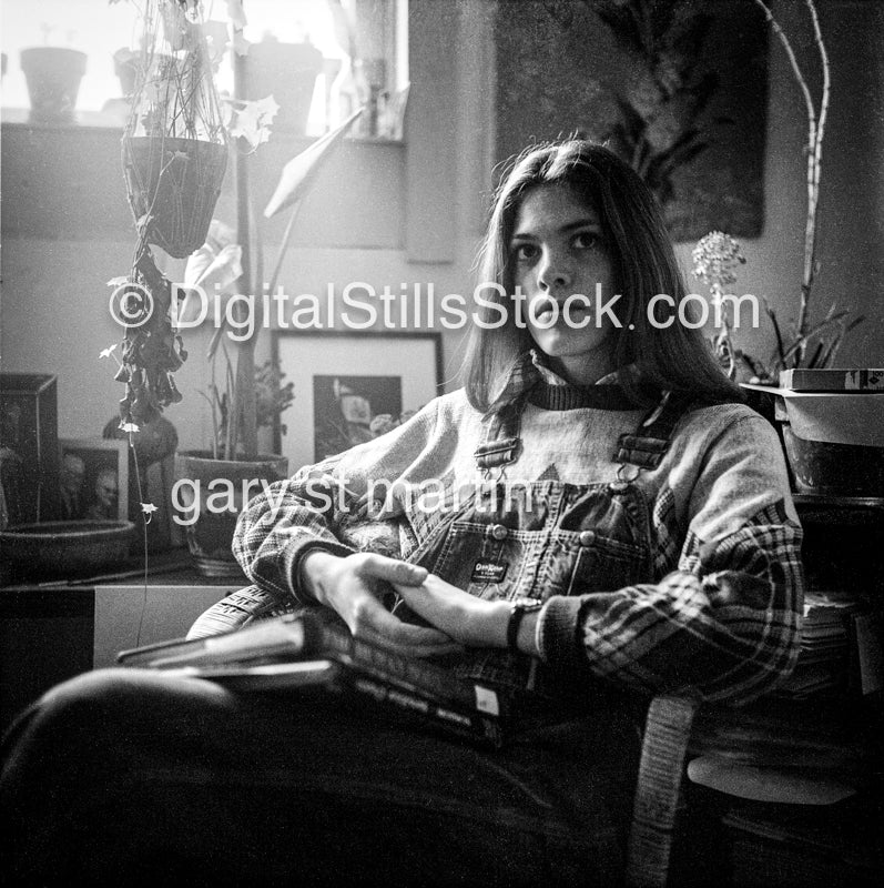 Portrait, Sitting Arms Crossed, analog, black & white, women, portraits