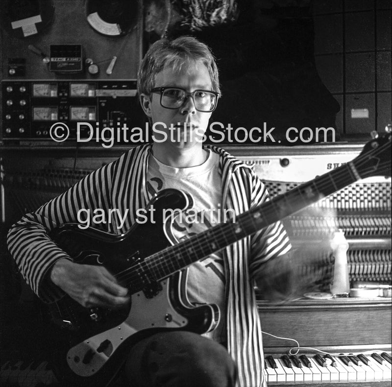 Dane Conover hand on guitar