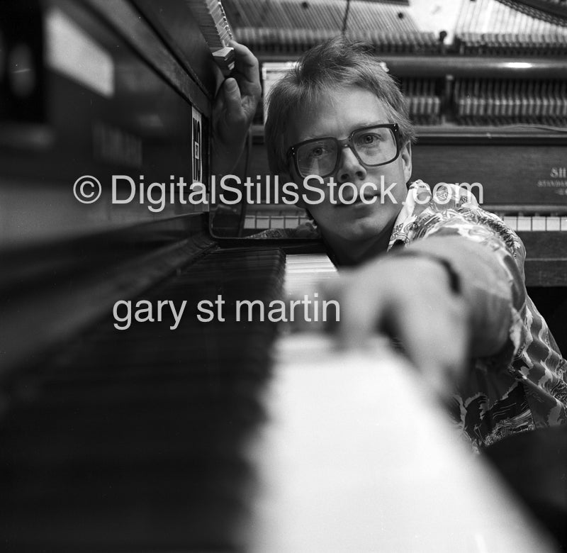 Dane Conover, Hands along the keys