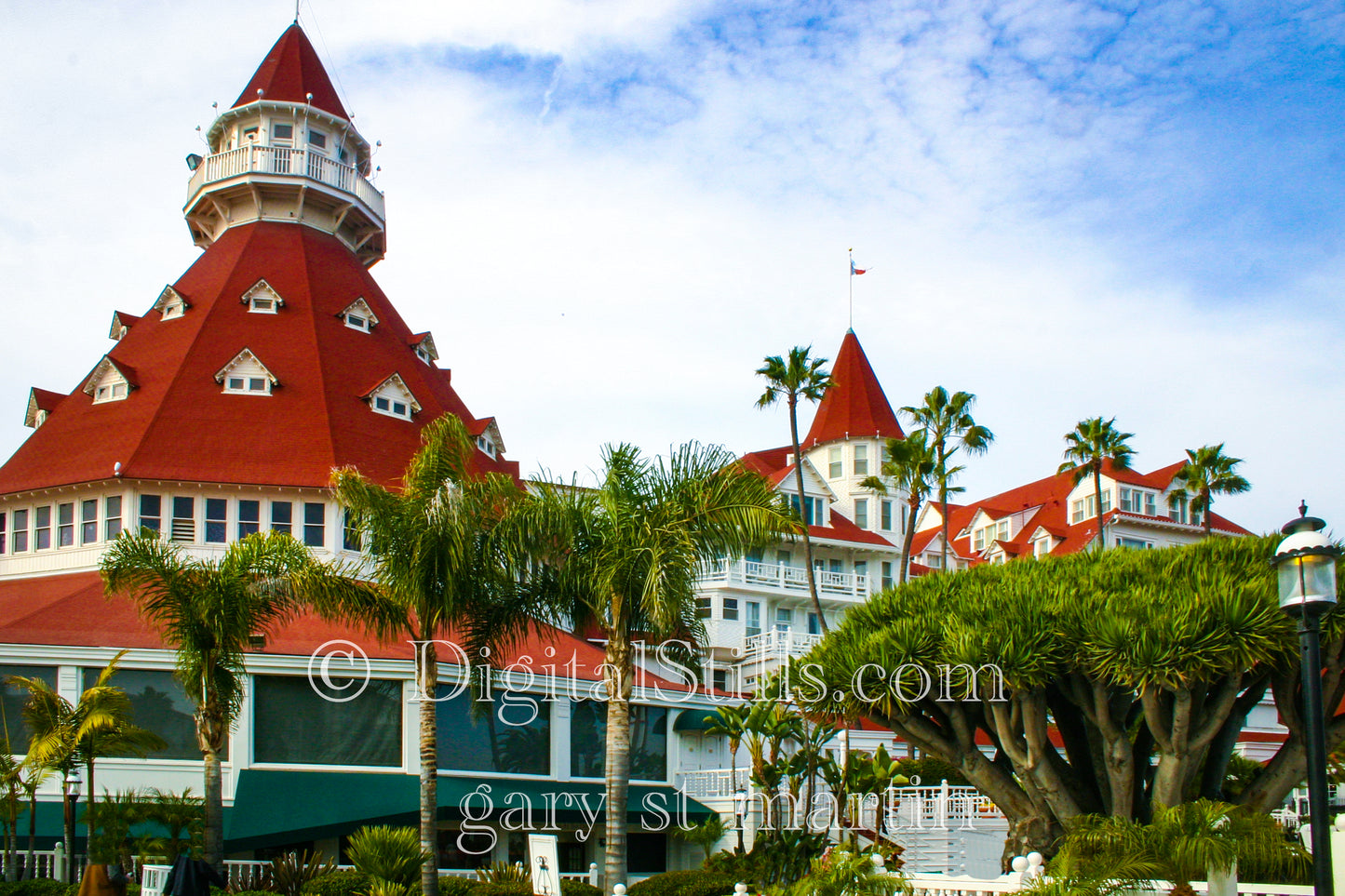 Hotel Del Front Drive Way View