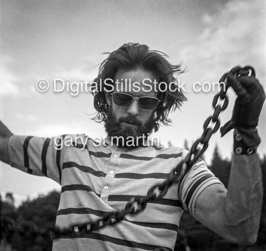 Mike Skyrick at work, holding up a chain, Analog, Black & White, Portraits, Men