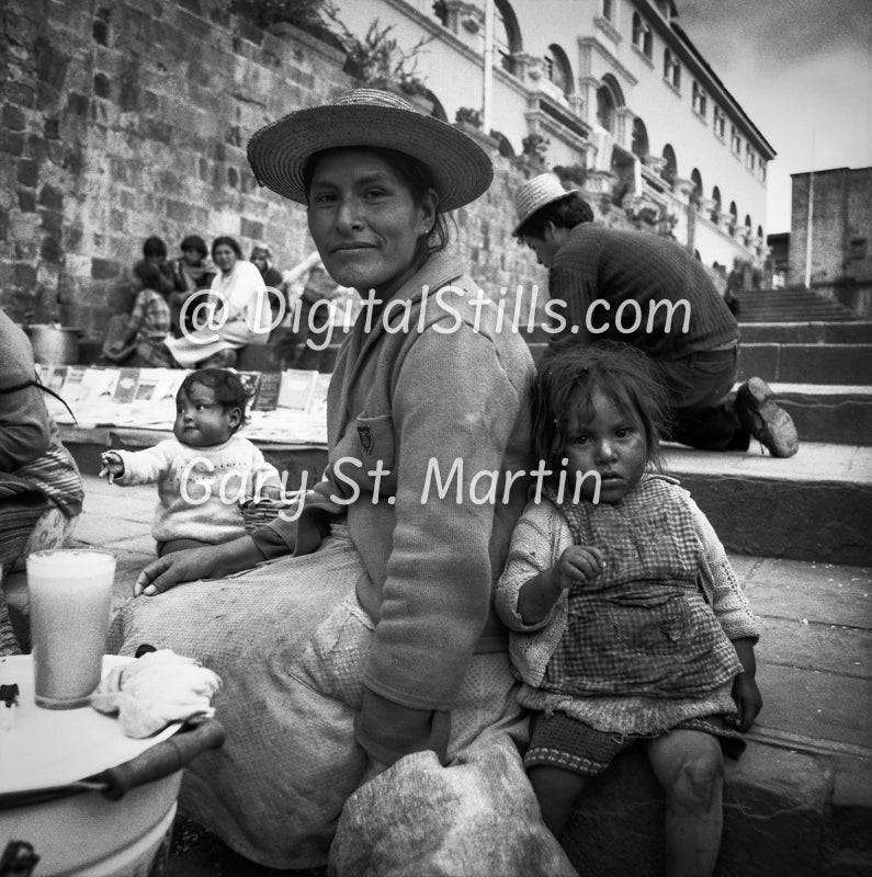 smiling woman and child, Analog, B&W, Peru