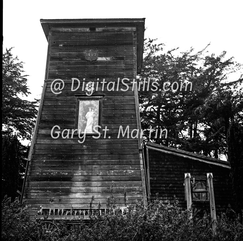 A narrow Building, Black & White, Oddities