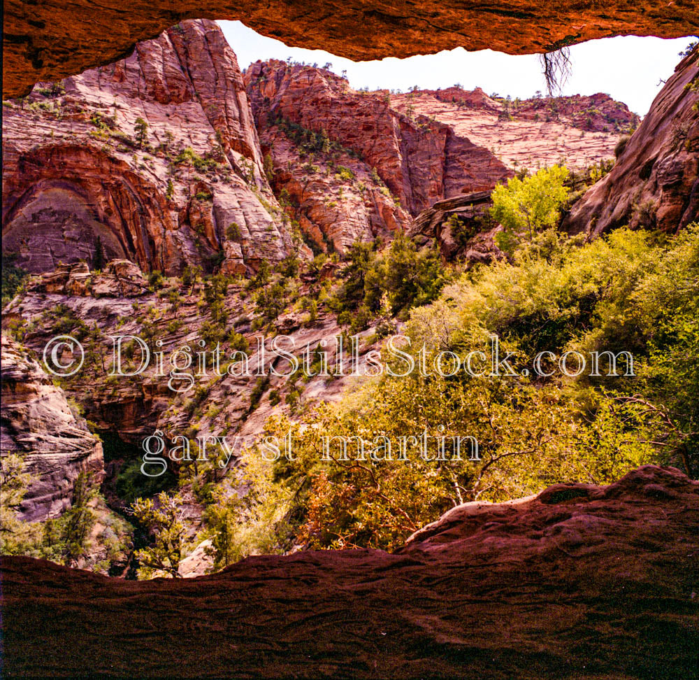 View of Bryce Canyon from inside a Cave, analog Bryce canyon